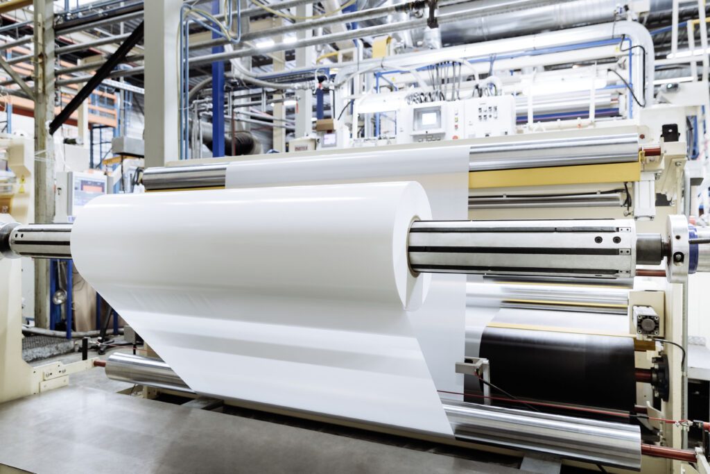 Image montrant une machine avec un rouleau de matière blanche