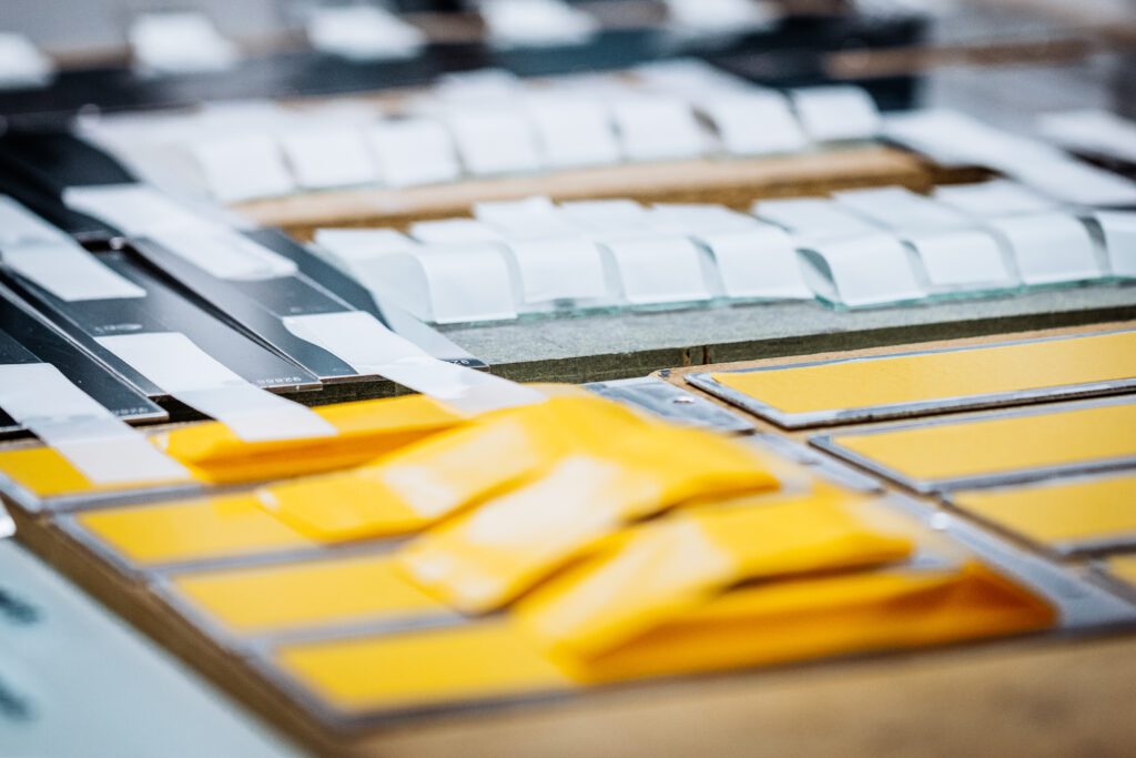 Image zoomée sur des échantillons d'adhésifs sur des plaques en laboratoire