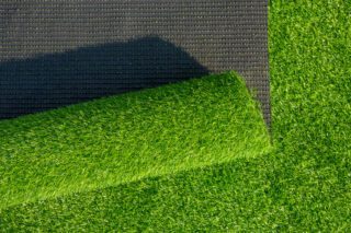 Image montrant un rouleau de gazon synthétique