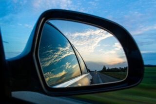Image montrant un rétroviseur d'une voiture