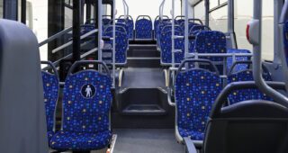 Image montrant les sièges et sol à l'intérieur d'un bus