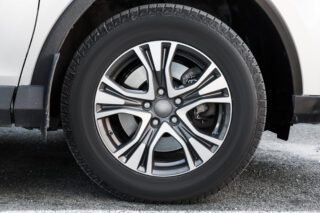 Image montrant une roue de voiture avec une jante