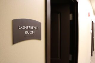 Photo d'un panneau de signalisation pour une salle de conférence