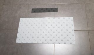 Photo d'une surface podotactile avec l'adhésif