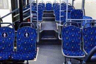 Phot d'un intérieur de bus avec sièges et sol