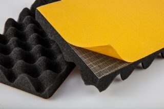 Photo d'une mousse acoustique avec un adhésif sur le dessus