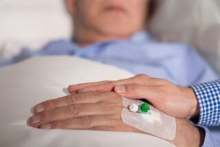Photo d'un patient allongé avec un cathéter