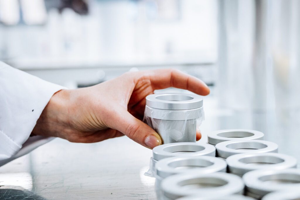 Image montrant la manipulation d'objets dans un laboratoire
