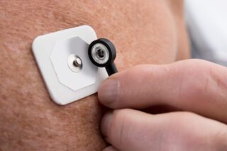 Image d'un électrode en mousse sur un patient