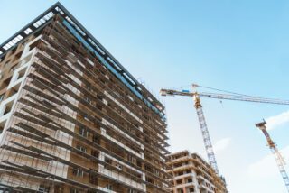 Photo de bâtiments en construction avec des grues