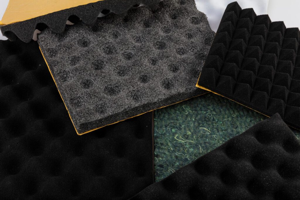 Photo de plusieurs morceaux de mousse adhésive industrielle