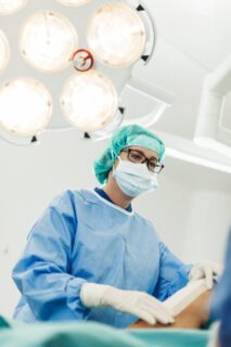 Image d'une chirurgienne dans un bloc opératoire