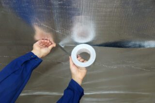 Image montrant un ouvrier appliquant un adhesif de jointure pour l'isolation