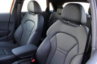Image montrant des sièges à l'intérieur d'une voiture