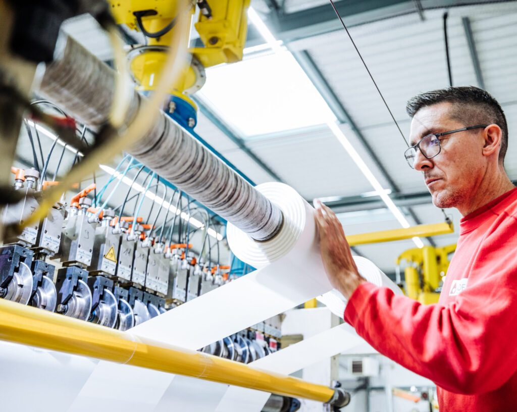 Image d'un découpeur travaillant sur une machine de découpe de rouleaux