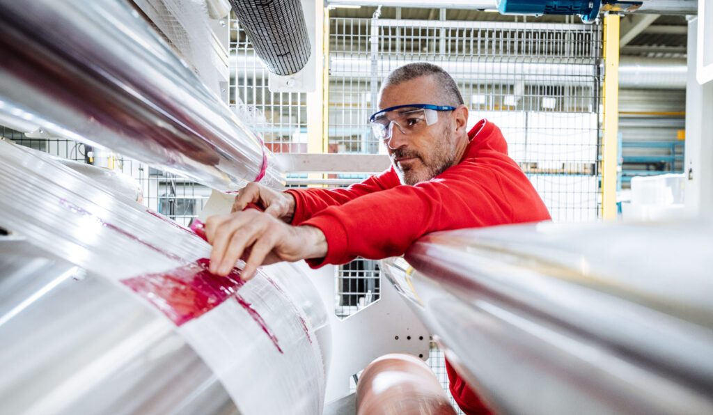 Image montrant un opérateur travaillant sur un rouleau en aluminium