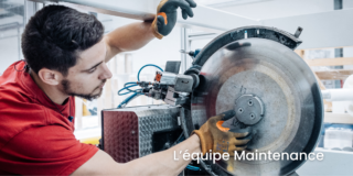 Image montrant un technicien de maintenance qui répare une machine