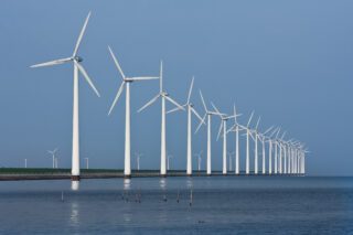 Image montrant un champ d'éoliennes en mer